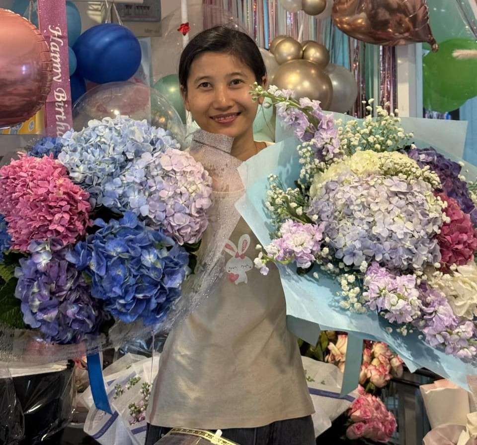 Ei Zin Kyaw crafting a bouquet